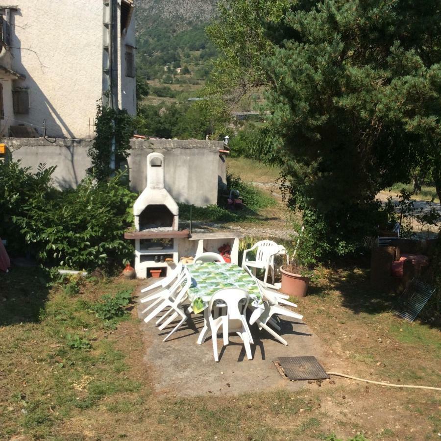 Clot De Felines Chambre Spacieuse Hotel Entrevaux Exterior foto