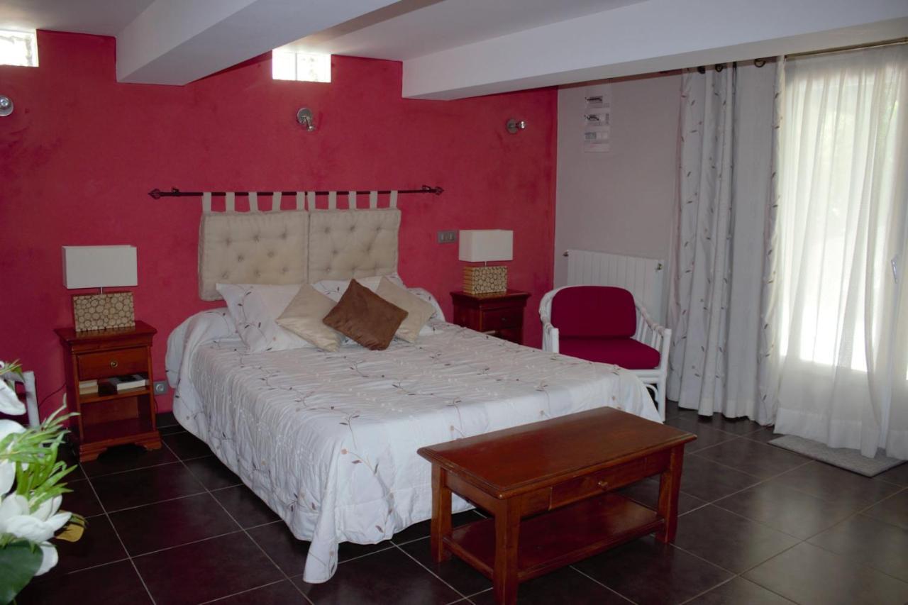 Clot De Felines Chambre Spacieuse Hotel Entrevaux Exterior foto